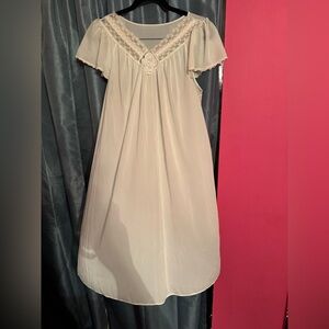 Vintage Shadowline Off White Short Sleeve Nightgown W/Embroidered Lace Size Med.